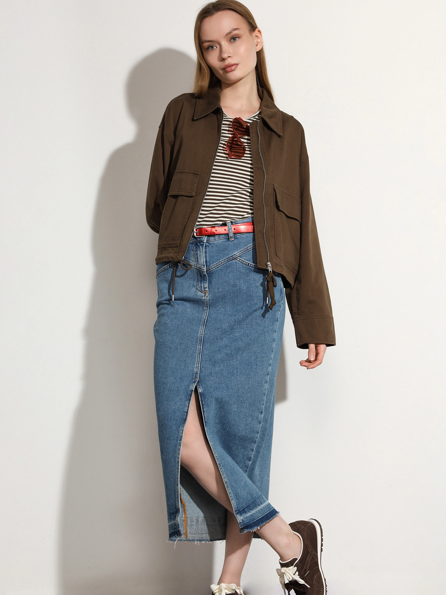 Куртка укороченная темно-коричневого цвета из смесового хлопка